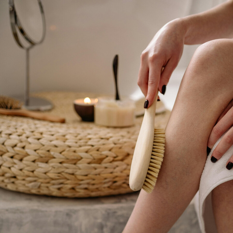 Dry Brushing: Ένας οδηγός με όλα όσα πρέπει να γνωρίζουμε για την τεχνική