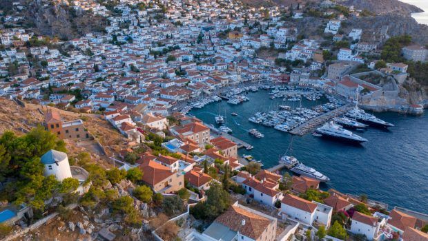 Στο κενό η απαγόρευση οχημάτων στην Ύδρα; Τι ζητά το Λιμεναρχείο