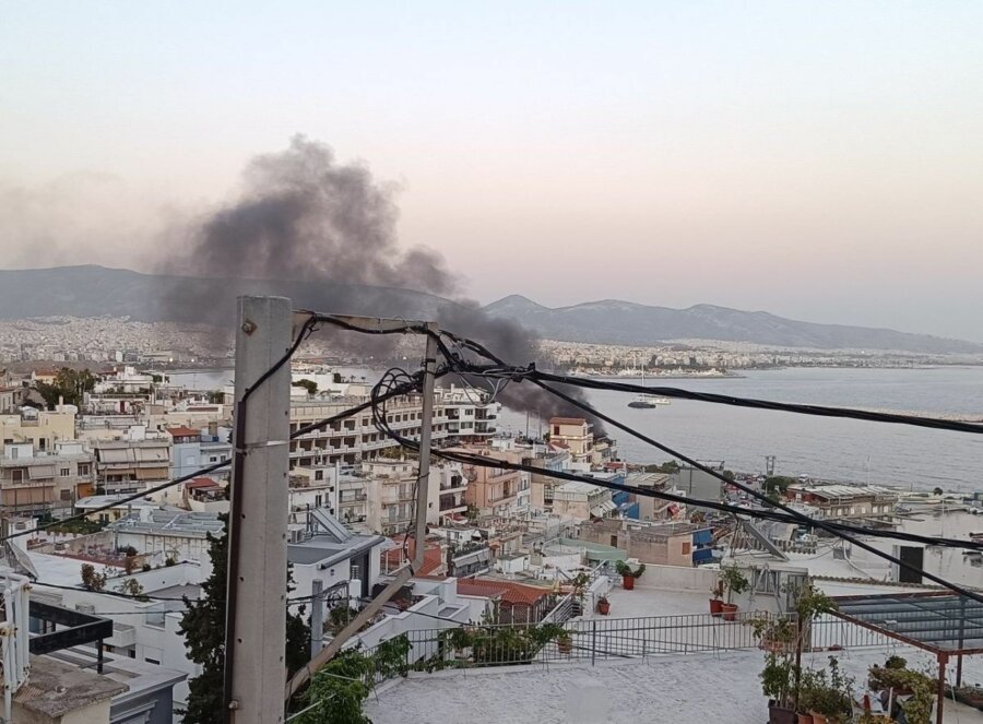 Φωτιά σε όχημα στο Μικρολίμανο στον Πειραιά