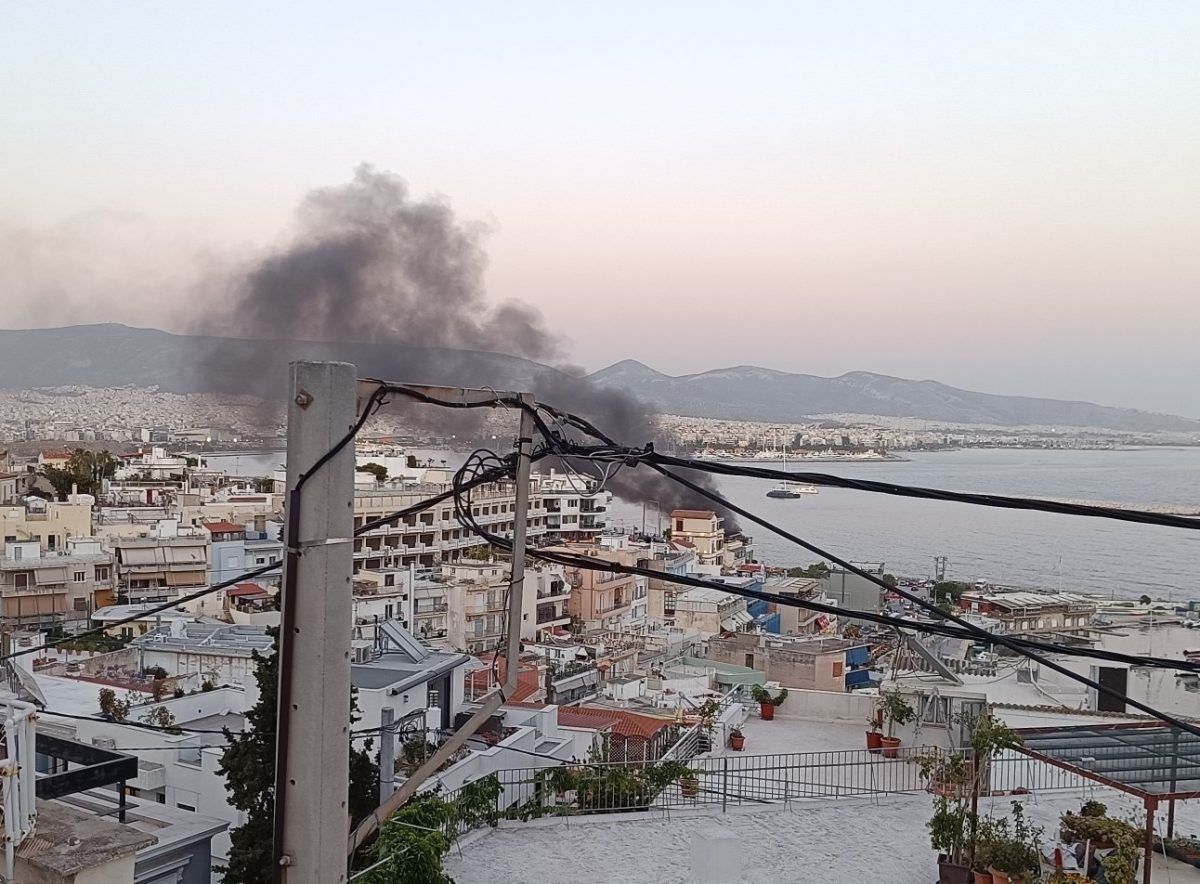 Φωτιά σε όχημα στο Μικρολίμανο στον Πειραιά