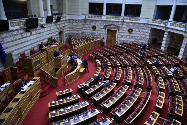 Αντιπαράθεση για τη μονιμότητα στο Δημόσιο - Επικοινωνιακά πυροτεχνήματα αποδίδει η αντιπολίτευση