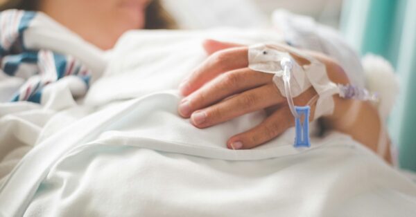 Εγκεφαλικά νεκρή έγκυος διατηρείται στη ζωή μέχρι να γεννηθεί το μωρό, χωρίς τη συναίνεση των συγγενών της