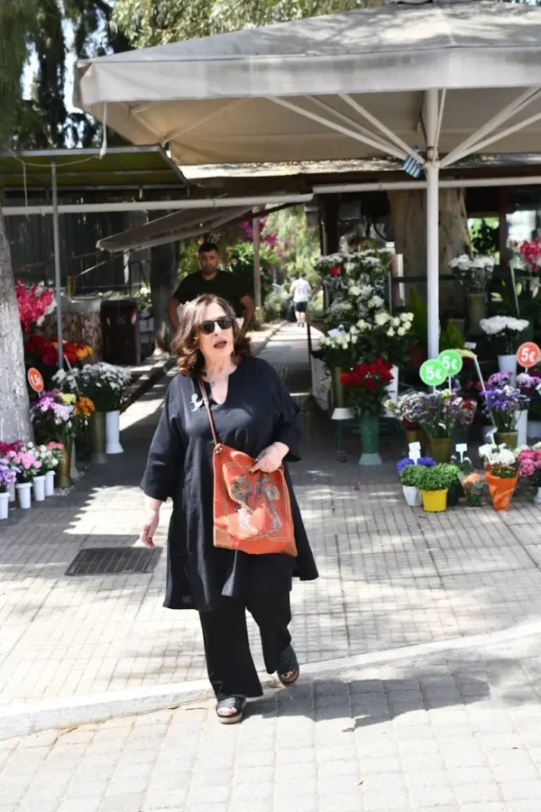 Χαρούλα Αλεξίου: Συγκινημένη στην κηδεία του πρώην συζύγου της, Αχιλλέα Θεοφίλου