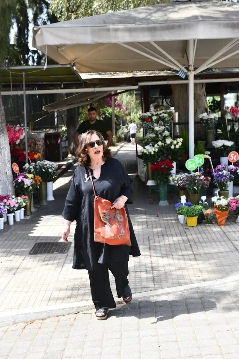 Χαρούλα Αλεξίου: Συγκινημένη στην κηδεία του πρώην συζύγου της, Αχιλλέα Θεοφίλου