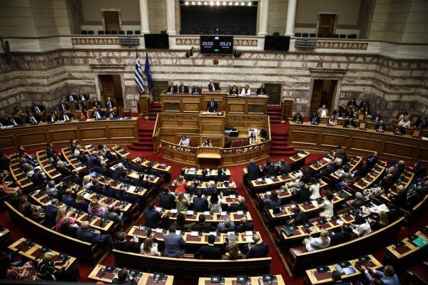 Πολιτικά κόμματα σε κρίση: Ποιοί κερδίζουν, ποιοί χάνουν και η εισβολή του αντισυστημισμού