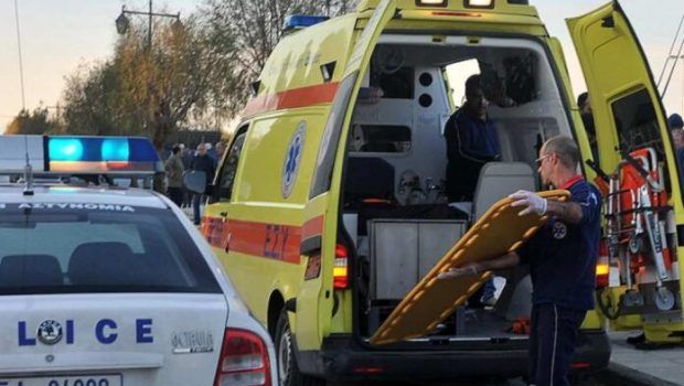 Χαλάνδρι: Αυτοκίνητο έπεσε σε στάση λεωφορείου παρασύροντας τρία άτομα - Στο νοσοκομείο και ο οδηγός