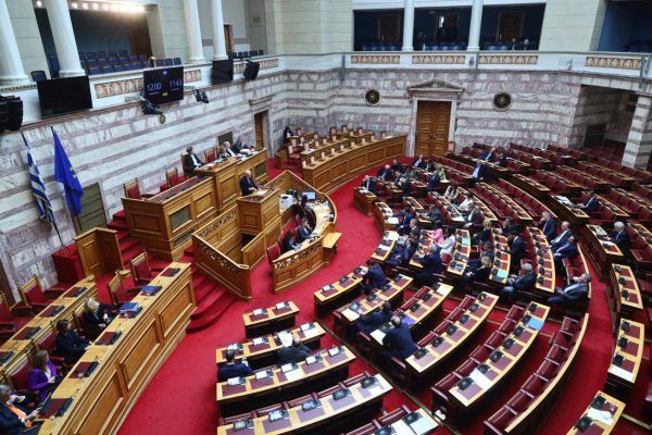 Πολιτική κόντρα για προανακριτική για τα Τέμπη και άρσης μονιμότητας στο δημόσιο