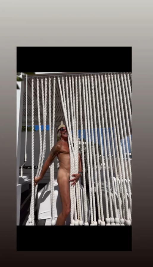 Γυμνός στο Instagram o Λάκης Γαβαλάς: «Μου έκλεψαν το μαγιό στην παραλία»