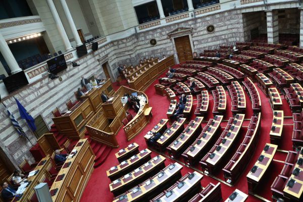 Πολιτική κόντρα για την άρση μονιμότητας στο δημόσιο - Αντιπολιτευτικά πυρά για «πρόταση-πυροτέχνημα»