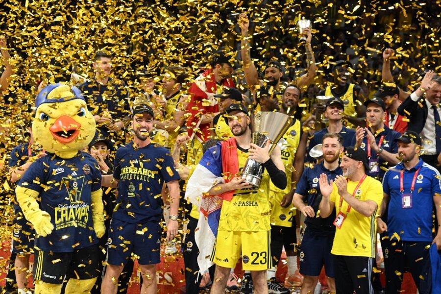 Η απονομή της Euroleague στη Φενέρμπαχτσε (pics, vid)