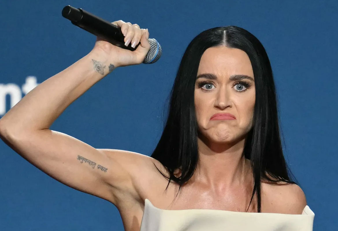 Katy Perry: Ατύχημα με το...σουτιέν πάνω στη σκηνή - «Δεν πληρώσατε αρκετά για να με δείτε γυμνή»