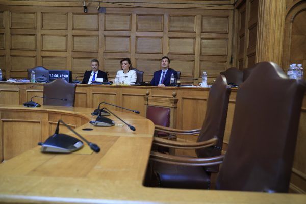 «Η πρόταση της ΝΔ είναι το επίσημο μπάζωμα των ευθυνών» - Αντιπολιτευτικά πυρά εν όψει προανακριτικής