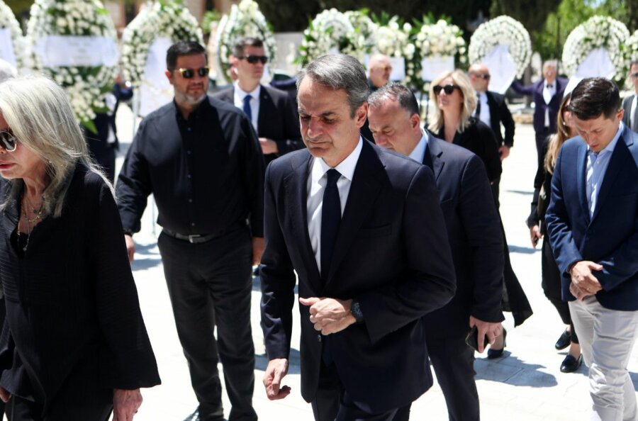 Το τελευταίο αντίο στον Χρήστο Ροκόφυλλο - Με την ελληνική σημαία το φέρετρό του