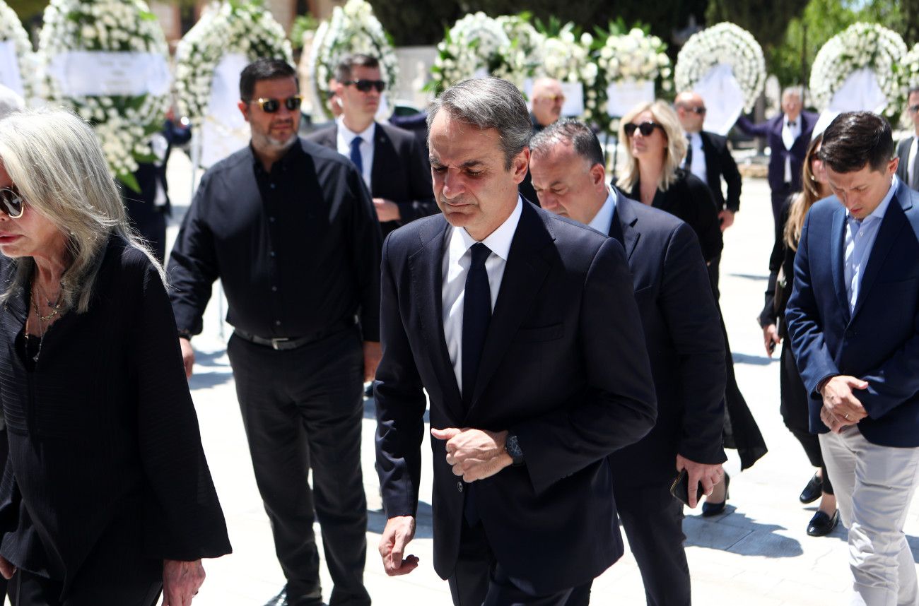 Το τελευταίο αντίο στον Χρήστο Ροκόφυλλο - Με την ελληνική σημαία το φέρετρό του