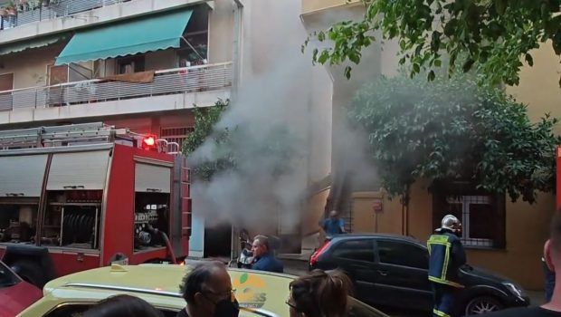 Φωτιά σε υπόγειο χώρο πολυκατοικίας στα Άνω Πατήσια - Απομακρύνθηκαν οι ένοικοι