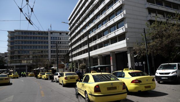 Ταξί: 48ωρη απεργία – Αλλαγές δρομολογιών των ΜΜΜ προς αεροδρόμιο