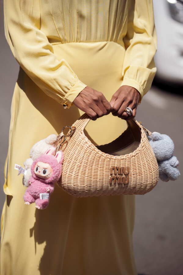 Labubu Dolls: Τα λούτρινα charms που έχουν ξετρελάνει το fashion crowd