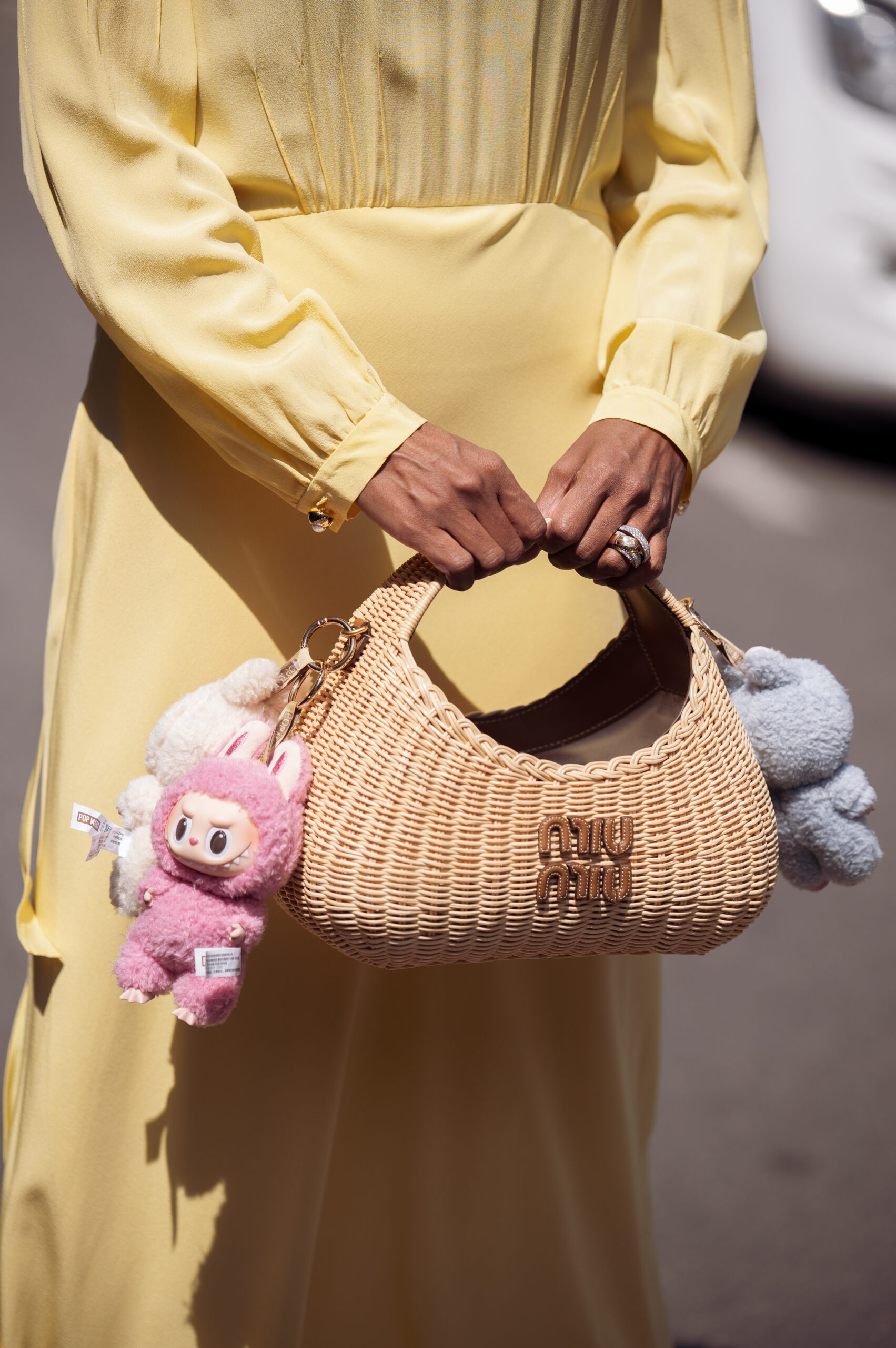 Labubu Dolls: Τα λούτρινα charms που έχουν ξετρελάνει το fashion crowd