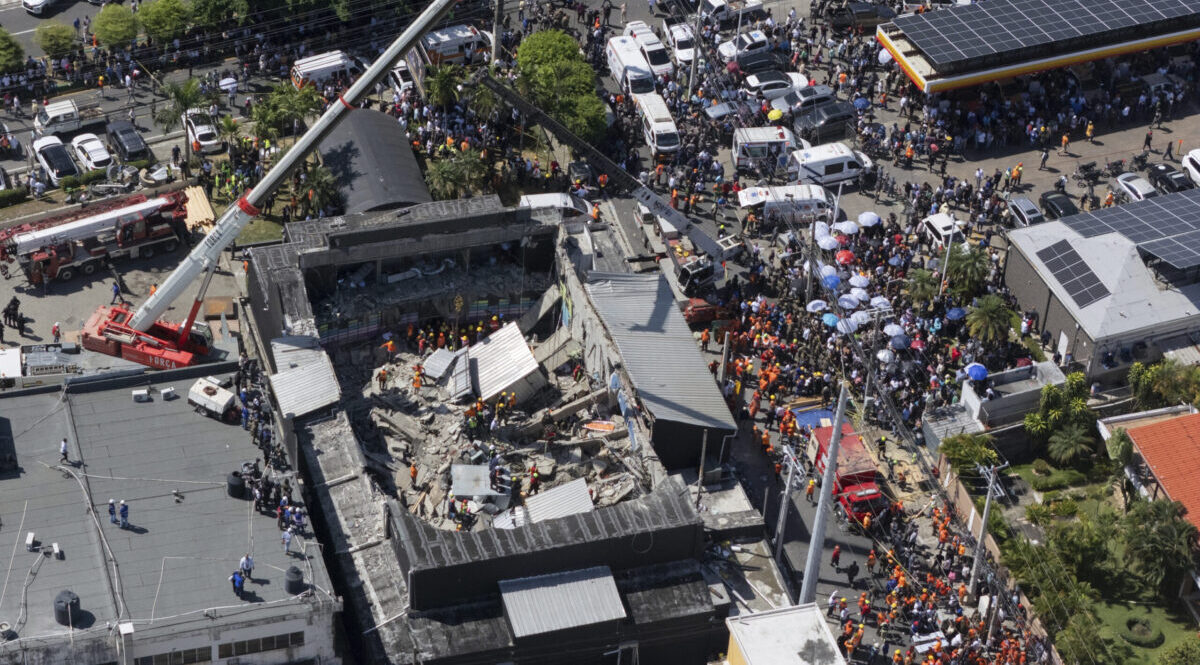 APTOPIX Dominican Republic Roof Collapse