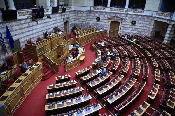 Κόντρες στη Βουλή για προανακριτική και Καραμανλή: «Απροκάλυπτη απόπειρα διαφυγής και αποτέλεσμα εσωκομματικού συμψηφισμού»