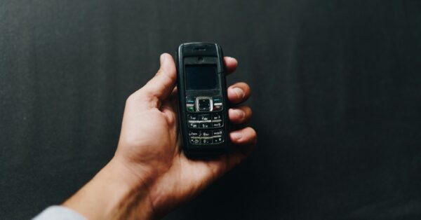 Η επιστροφή των ρετρό κινητών; Η γενιά Ζ καταφεύγει σε πιο απλά μοντέλα