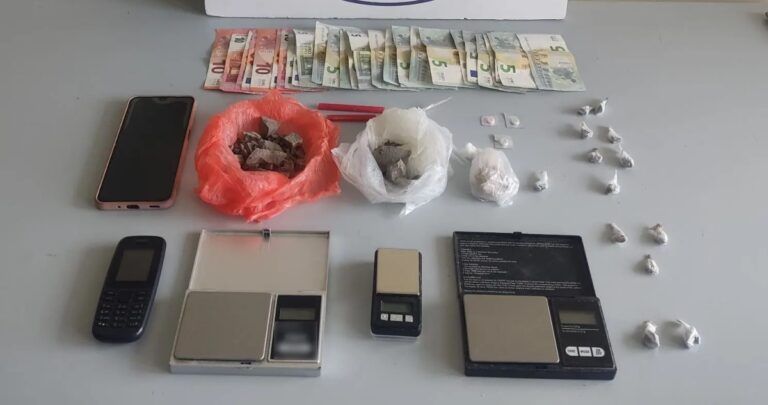 εικόνα που δείχνει χρήματα, ναρκωτικά και λοιπά αντικείμενα που εντόπισε και κατέσχεσε η Αστυνομία