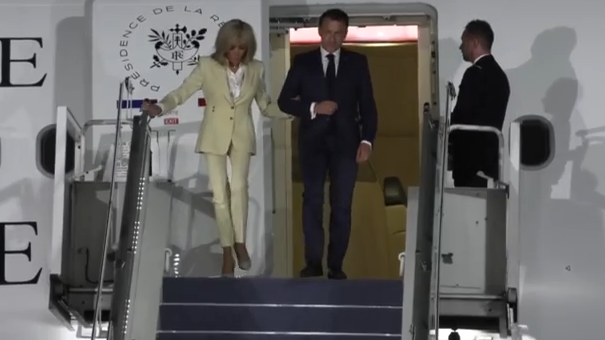 Μπριζίτ και Εμανουέλ Μακρόν: Χέρι χέρι μετά το «χαστούκι»