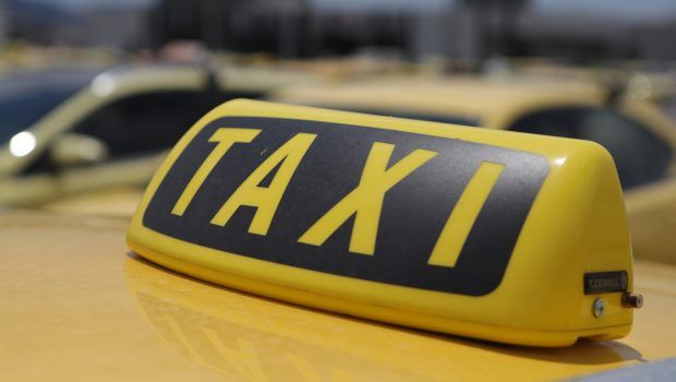Ταξί: Τι θα προβλέπει η συμφωνία σχετικά με την επιβίβαση και αποβίβαση στις λεωφορειολωρίδες