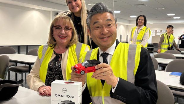 Ο Στάρμερ στηρίζει την ιαπωνική Nissan για να σώσει βρετανικές θέσεις εργασίας