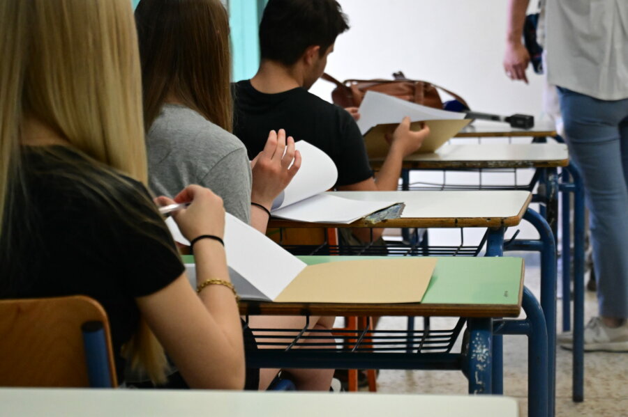 [369906] ΕΝΑΡΞΗ ΤΩΝ ΠΑΝΕΛΛΑΔΙΚΩΝ ΕΞΕΤΑΣΕΩΝ ΓΙΑ ΤΟΥΣ ΥΠΟΨΗΦΙΟΥΣ ΤΩΝ ΕΠΑΛ           (ΚΩΣΤΑΣ ΤΖΟΥΜΑΣ/EUROKINISSI)