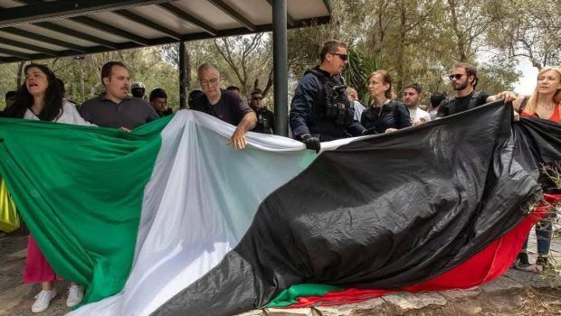 Ελεύθερα τα μέλη της Νέας Αριστεράς που έβαλαν παλαιστινιακή σημαία στην Ακρόπολη