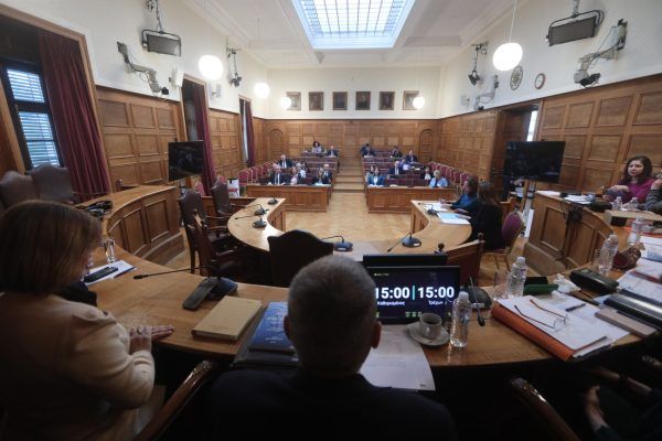 Αντιπολιτευτικά πυρά μετά την πρόταση της ΝΔ για τον Καραμανλή - «Εξωφρενικό νομικό κατασκεύασμα»