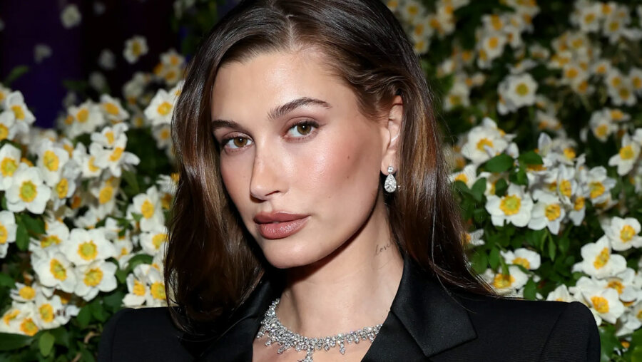 Hailey Bieber: Tα «Ice-Cream Nails» είναι το trend του καλοκαιριού