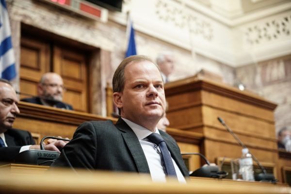 εικόνα στην οποία απεικονίζεται ο Κώστας Αχ. Καραμανλής στη Βουλή