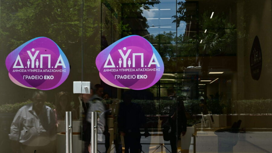 [369866] ΕΠΙΣΚΕΨΗ ΤΟΥ ΠΡΩΘΥΠΟΥΡΓΟΥ ΚΥΡΙΑΚΟΥ ΜΗΤΣΟΤΑΚΗ ΣΤΟ ΓΡΑΦΕΙΟ ΕΙΔΙΚΩΝ ΚΟΙΝΩΝΙΚΩΝ ΟΜΑΔΩΝ ΤΗΣ ΔΗΜΟΣΙΑ ΥΠΗΡΕΣΙΑΣ ΑΠΑΣΧΟΛΗΣΗΣ ΣΤΗΝ ΑΘΗΝΑ  (ΤΑΤΙΑΝΑ ΜΠΟΛΑΡΗ/EUROKINISSI)