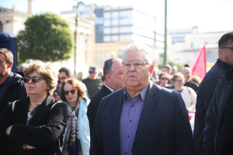 εικόνα που δείχνει τον Δημήτρη Κουτσούμπα