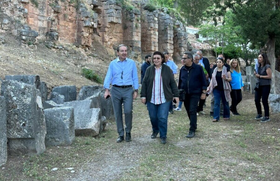 Η Υπουργός Πολιτισμού Λίνα Μενδώνη με τον Υφυπουργό Δικαιοσύνης Γιάννη Μπούγα στην αυτοψία στον αρχαιολογικό χώρο των Δελφών