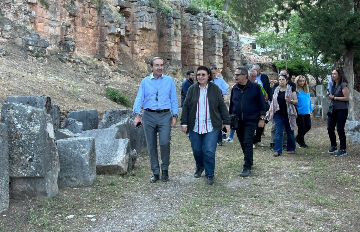 Η Υπουργός Πολιτισμού Λίνα Μενδώνη με τον Υφυπουργό Δικαιοσύνης Γιάννη Μπούγα στην αυτοψία στον αρχαιολογικό χώρο των Δελφών