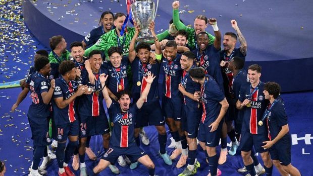 Η απονομή του πρώτου Champions League στην ιστορία της Παρί Σεν Ζερμέν (vids)
