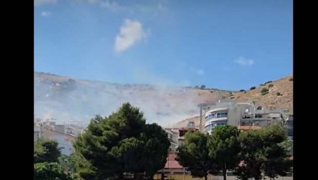 Φωτιά σε χαμηλή βλάστηση στο Πέραμα