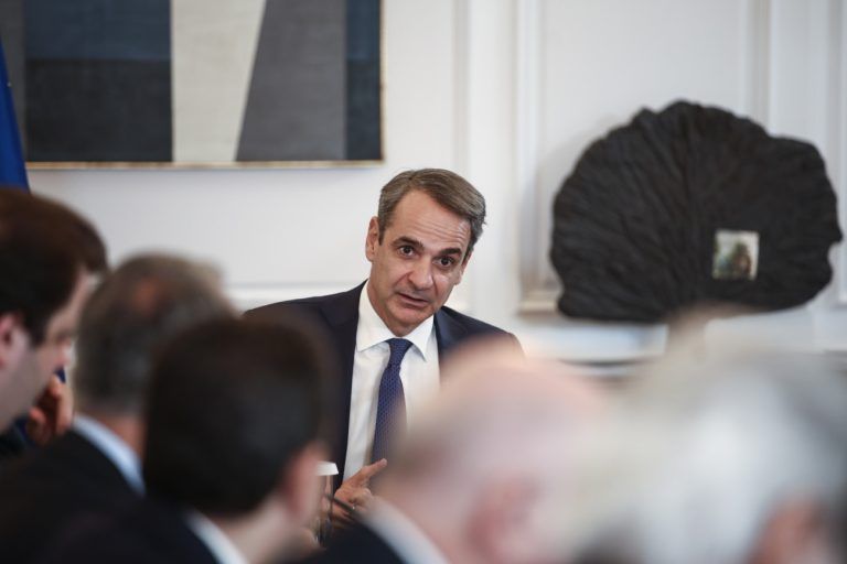 φωτογραφία στην οποία απεικονίζεται ο Κυριάκος Μητσοτάκης κατά τη διάρκεια υπουργικού συμβουλίου στο Μαξίμου