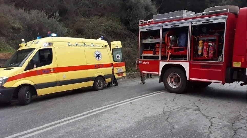 εικόνα που δείχνει ασθενοφόρο του ΕΚΑΒ και πυροσβεστικό όχημα στο σημείο όπου τραυματίστηκε η 60χρονη τουρίστρια την Κέρκυρα