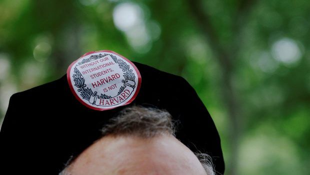 ΗΠΑ: Τι πραγματικά ώθησε τον Τραμπ να «λυγίσει» το Χάρβαρντ;