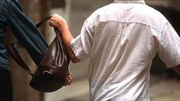 Μύκονος: Συνελήφθησαν δύο νεαροί τσαντάκηδες - Κυκλοφορούσαν με ρόπαλο και μαχαίρι