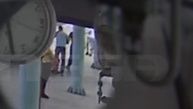 Βίντεο ντοκουμέντο από τη σύλληψη 46χρονου στον Προαστιακό που κρατούσε μαχαίρι - «Με απείλησε» λέει 29χρονη