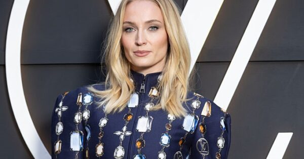 Η Sophie Turner μετέτρεψε αυτό το «άβολο» μήκος μαλλιών στο κούρεμα του καλοκαιριού