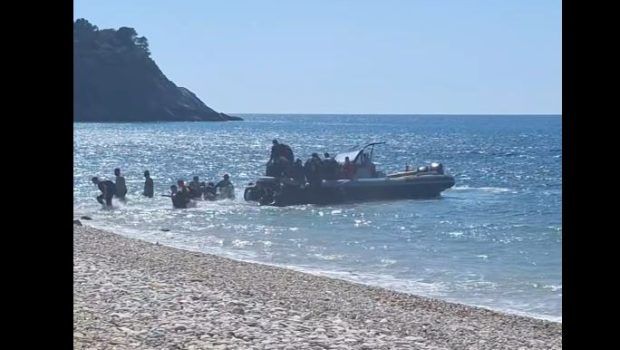 Σάμος: Τούρκοι δουλέμποροι με ταχύπλοο αποβιβάζουν μετανάστες σε παραλία - Βίντεο ντοκουμέντο