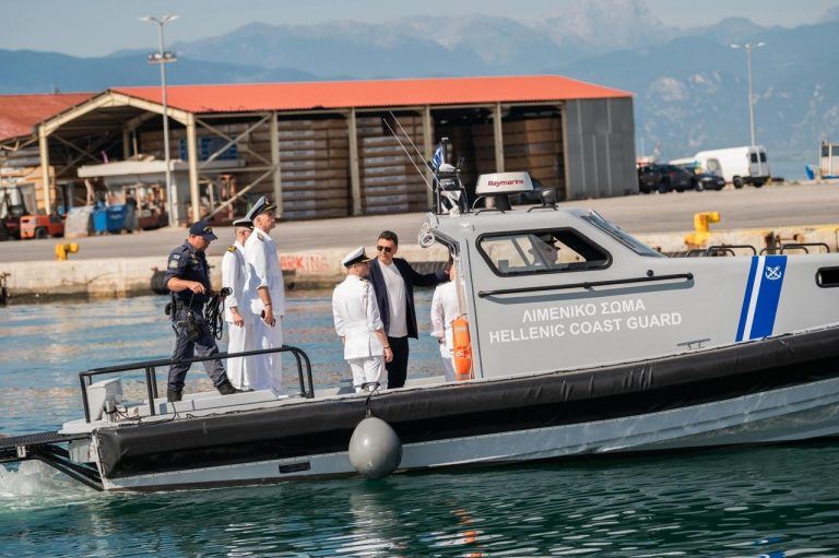 εικόνα που δείχνει τον Βασίλη Κικίλια σε σκάφος του Λιμενικού μαζί με αξιωματικούς του Σώματος
