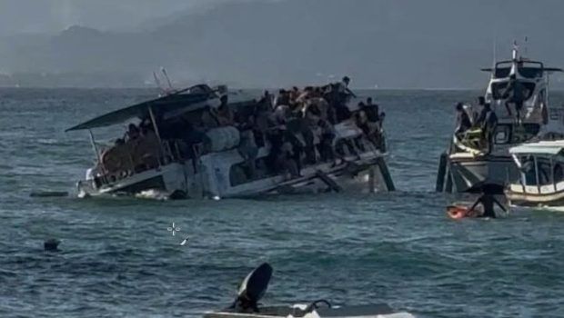 Μπαλί: Σκάφος γεμάτο τουρίστες βυθίστηκε - Η στιγμή που το εγκαταλείπουν άρον άρον