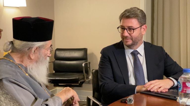 εικόνα που δείχνει τον Νίκο Ανδρουλάκη δεξιά και τον κ.κ. Αρχιεπίσκοπο Σινά Δαμιανό Αριστερά